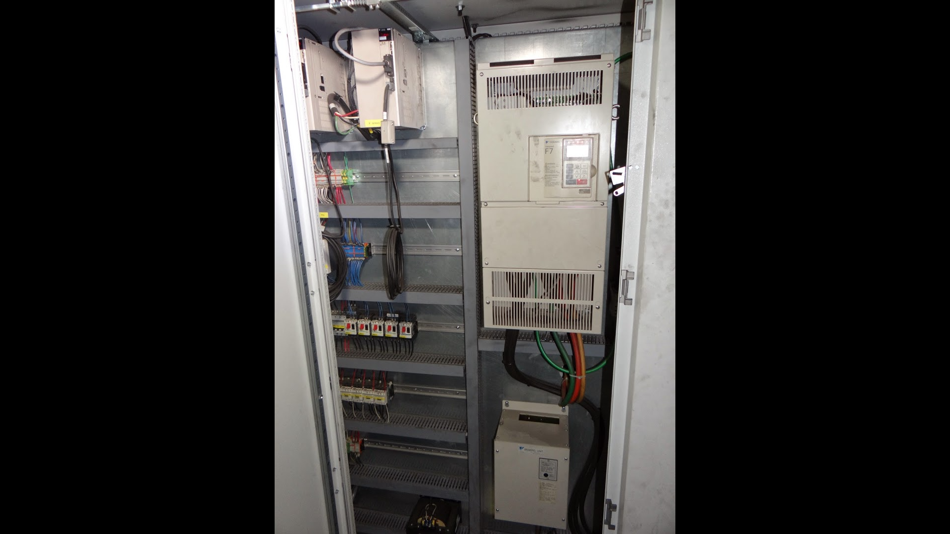 New servos on the top and right edges of the control cabinet. Spacious layout for easy maintenance and heat removal. Still plenty room left for expansion.